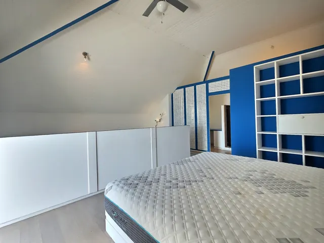 La chambre sous rampant et ses rangements