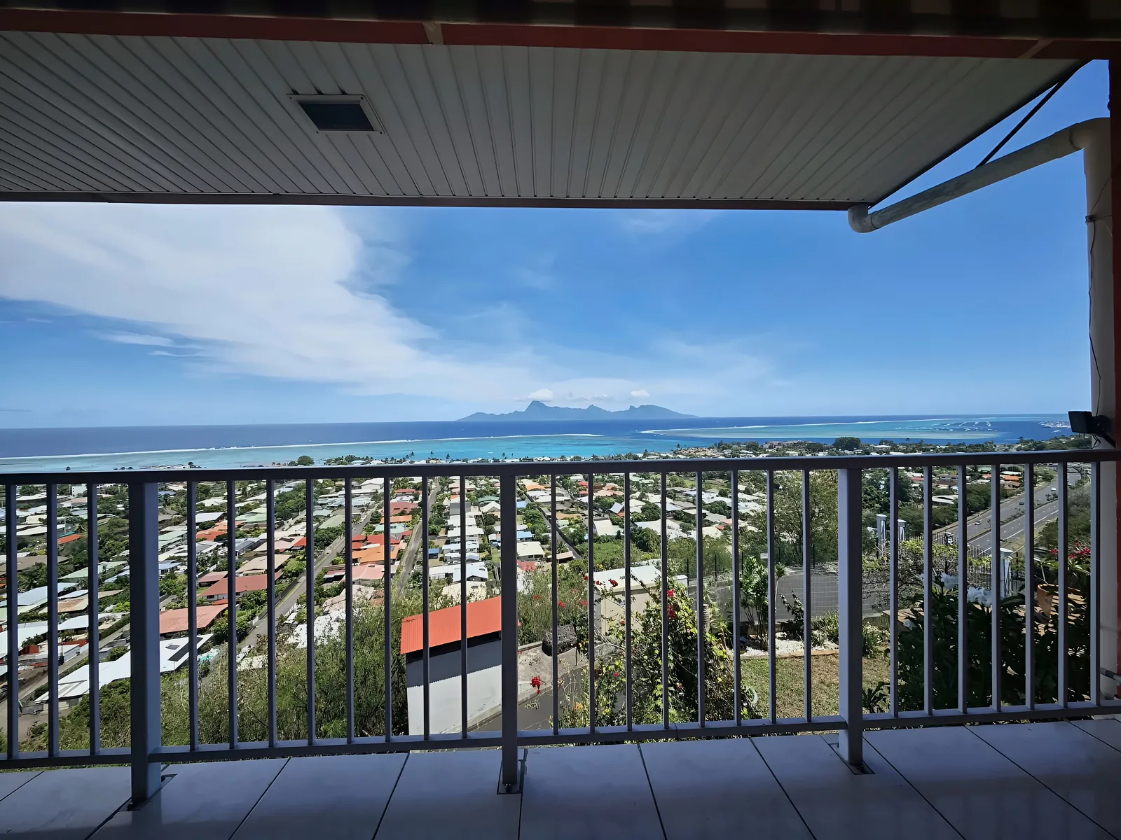 La vue sur le lagon et Moorea depuis la terrasse