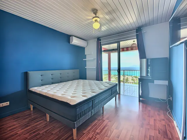 La chambre climatisée, qui ouvre sur la terrasse