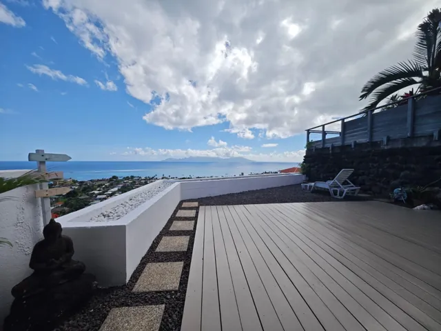 Le jardin en deck, vue sur le lagon