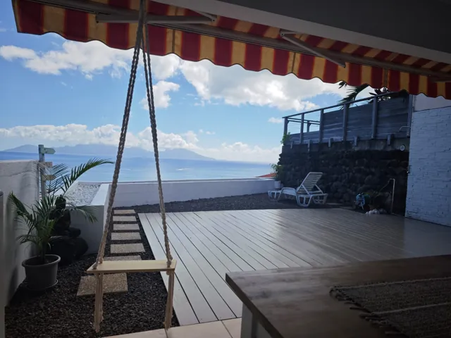 Le jardin en deck face à Moorea, avec sa balançoire