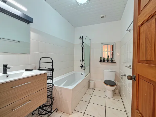 La seconde salle de bains, avec baignoire