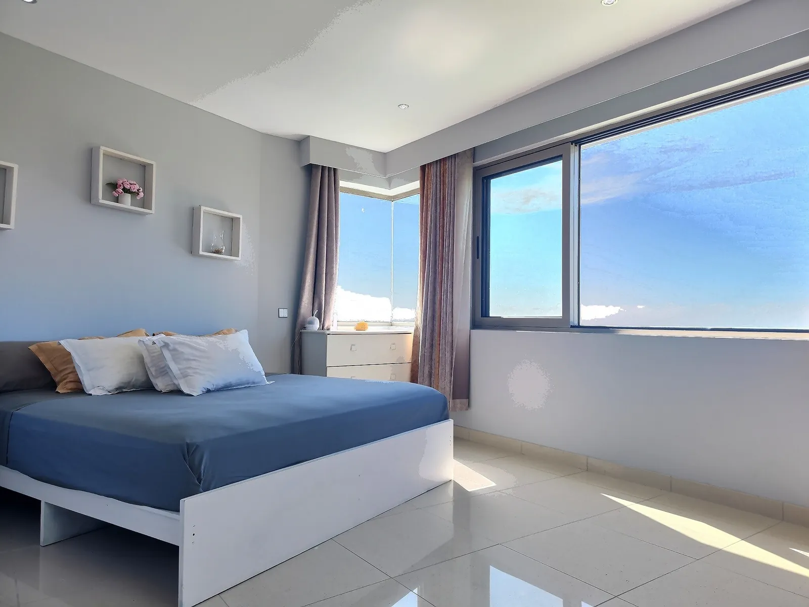 Une chambre lumineuse avec fenêtres d'angle sur la mer