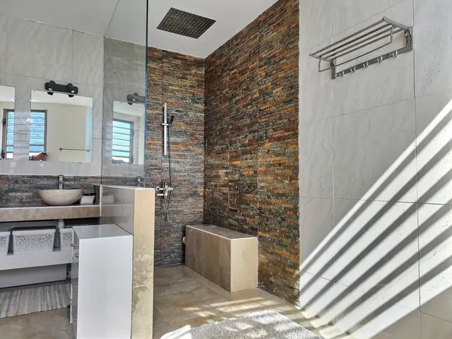 La salle de bains, douche à l'italienne en pierre naturelle